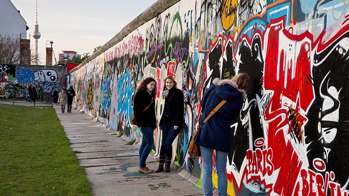 Mieszkańcy stolicy Niemiec stają w obronie muru berlińskiego. Zachować ostatnich pozostałości chyba się jednak nie uda.