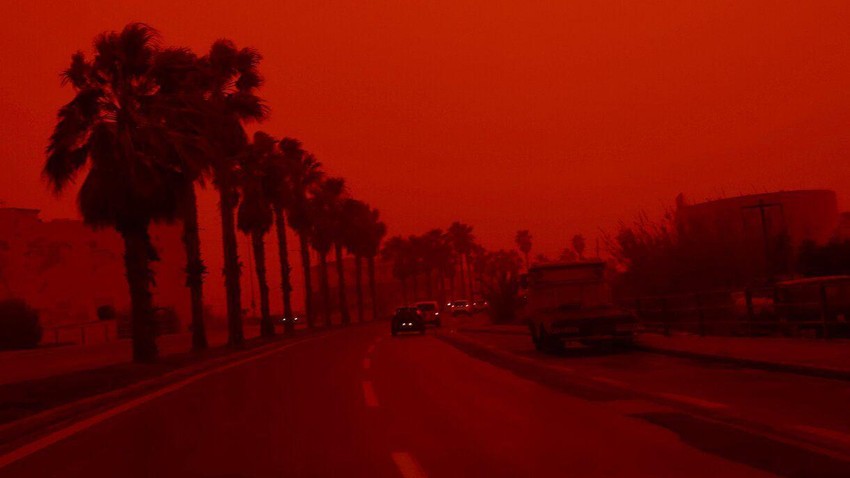 Grad Iraklion na ostrvu Krit je prekriven crvenom prašinom pristiglom iz Afrike | Foto: Nikos Chalkiadakis/EPA/Shutterstock