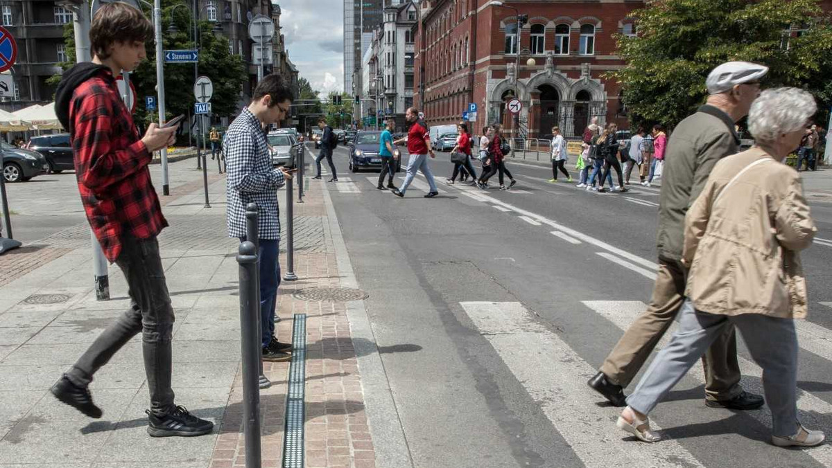 W Katowicach powstanie przejście dla pieszych dla zapatrzonych w smartfony. Na ruchliwym skrzyżowaniu ulicy Mickiewicza z ulicą Stawową zamontowane zostaną wkrótce pierwsze w mieście podświetlenia krawędzi chodnika. Innowacyjne rozwiązanie będzie też pomocne dla osób starszych i dzieci.