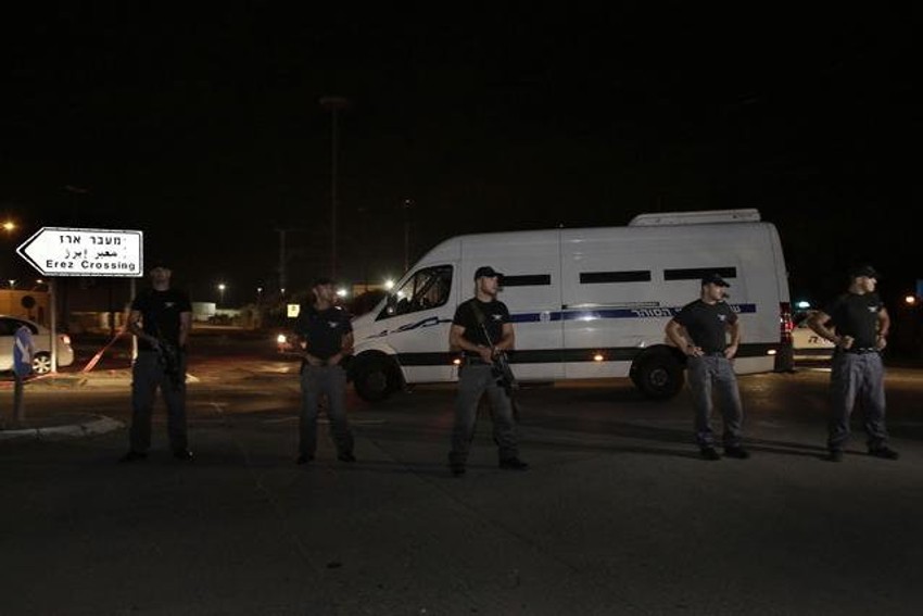 Izraelska policija čuva kombije sa palestinskih zatvorenicima na putu za Gazu