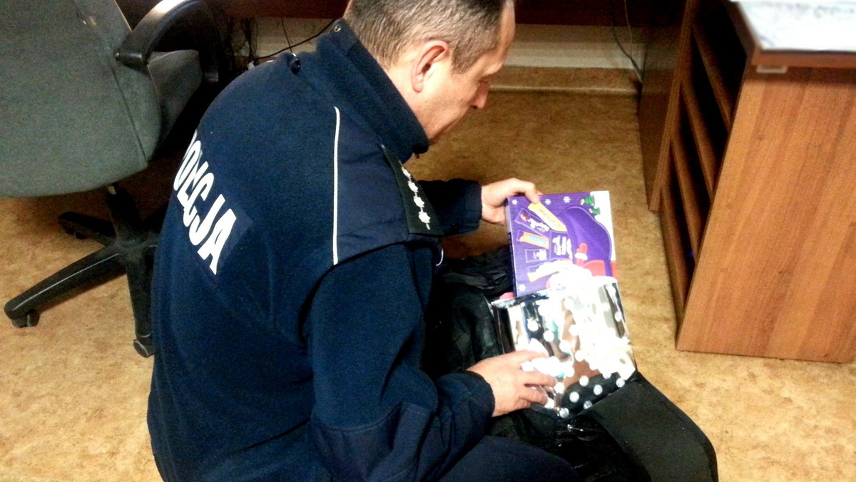 W nietypowej interwencji brali udział nowomiejscy policjanci. Dzień przed wigilią znaleźli bagaż, w którym znajdowały się bożonarodzeniowe podarki. W porę udało im się odnaleźć właściciela cennej zguby.