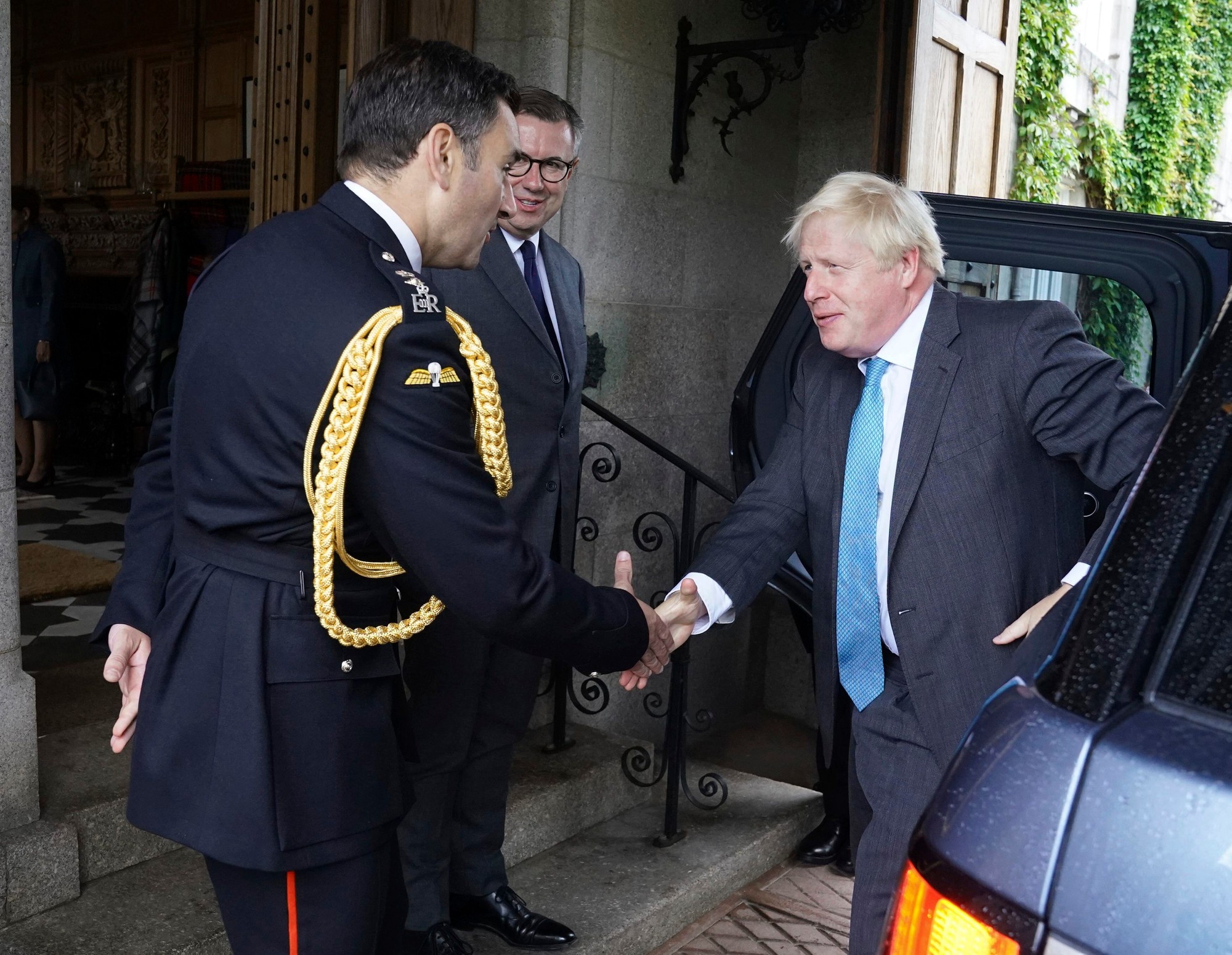 Boris Johnson odovzdal svoju rezignáciu ako premiér do rúk kráľovnej.