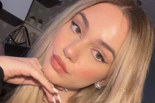 Milica iz Novog Sada ima NAJČUDNIJE PREZIME - LJUDI POCRVENE kad ga čuju: Momci je zatrpavaju porukama na Instagramu, a ona je ponosna i uvek u CENTRU PAŽNJE