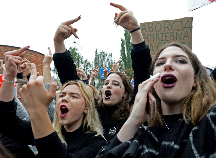 Czarny protest w Polsce. Tysiące ludzi na ulicach miast