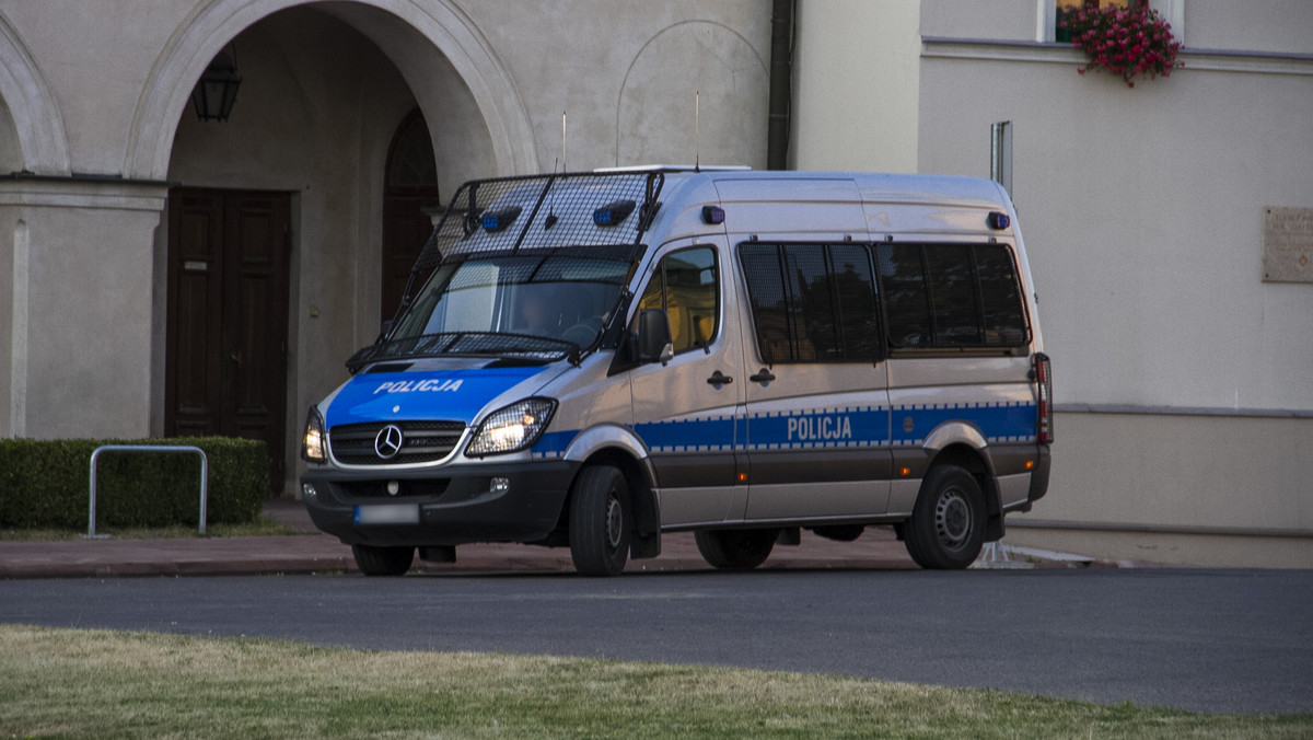 Pięć osób usłyszało zarzuty działania w zorganizowanej grupie przestępczej o charakterze zbrojnym. Członkowie grupy dysponowali karabinkiem maszynowym; udawali policjantów i pod pozorem przeszukań okradali mieszkania – poinformowała prokuratura.