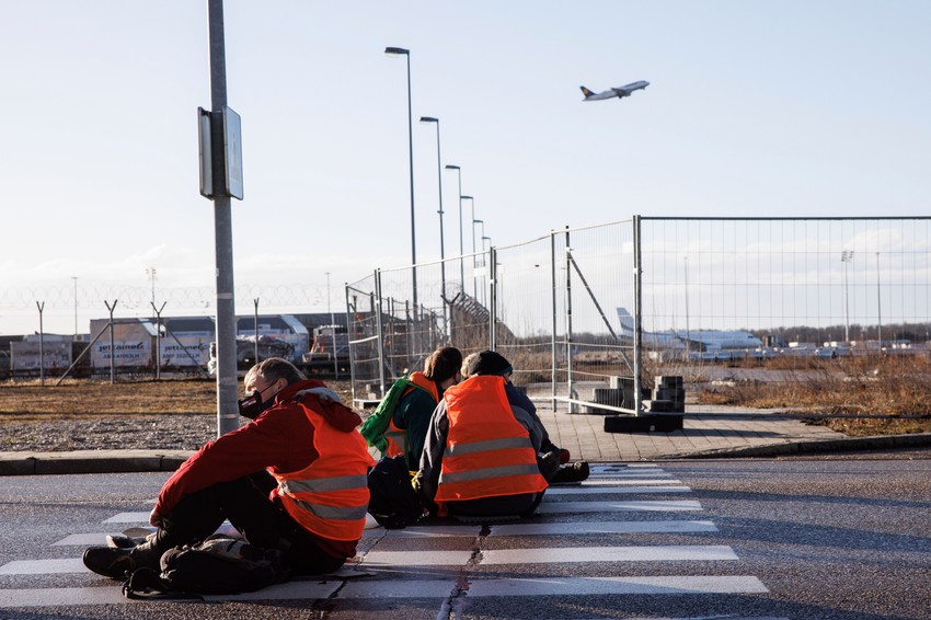 Aktivisti grupe Ustanak poslednje generacije na protestu u Nemačkoj