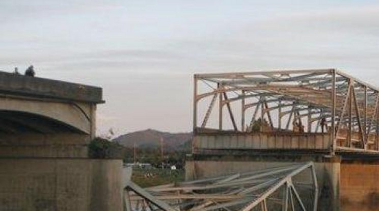 Összeomlott egy híd Washington államban