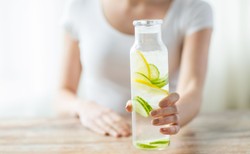 Pij wodę, by usprawnić pracę mózgu. Co jeszcze warto włączyć do diety?