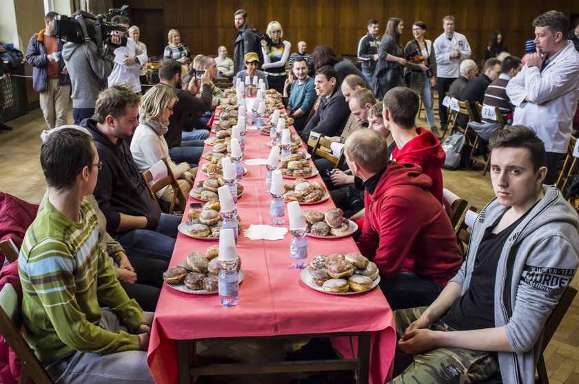 Mistrzostwa pączkożerców. 10 sztuk w nieco ponad 6 minut!