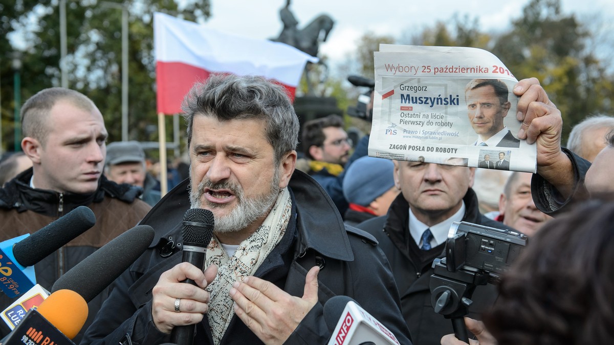 "To możliwe, choć trudne, ale właśnie odpowiedzialność za kraj każe mi tak postąpić" - pisze na swoim blogu Palikot, ogłaszając, że odchodzi z polityki.