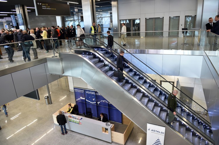 'Obecnie oddawany do użytku obiekt ma 33 tys. m2 powierzchni użytkowej. Po zakończeniu całej inwestycji łączna powierzchnia nowej i starej części wyniesie 56 tys. m2, prawie cztery razy więcej niż przed rozbudową. Przepustowość terminalu wzrośnie do 1800 pasażerów odlatujących/godz. i 1800 pasażerów przylatujących/godz.' - czytamy w komunikacie.<br><br> (jb/cat) PAP/Jacek Bednarczyk