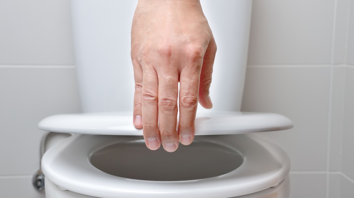 Fel vagy le: számít-e a WC-fedél zárása öblítéskor?