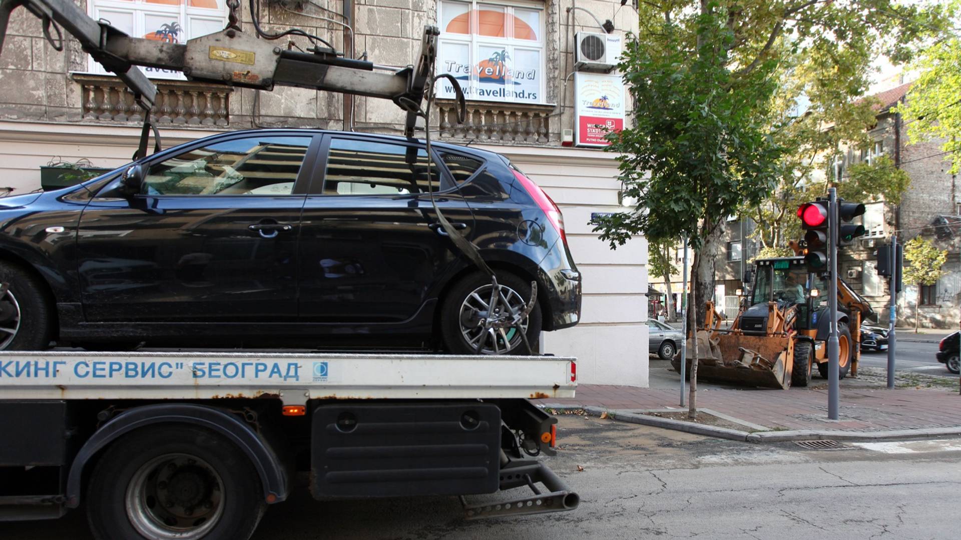 Beograđanin našao način da sačuva auto od pauka, njegova ideja postala hit na internetu