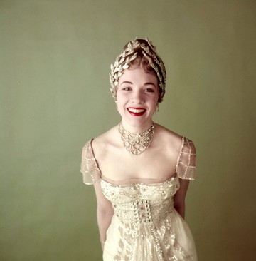 Julie Andrews sugárzó mosolya és ragyogó megjelenése igazán emlékezetes ebben az 1956-ban készült portréban. A „My Fair Lady” színpadi előadásához készült ruhában úgy fest, akár egy mesebeli hercegnő.