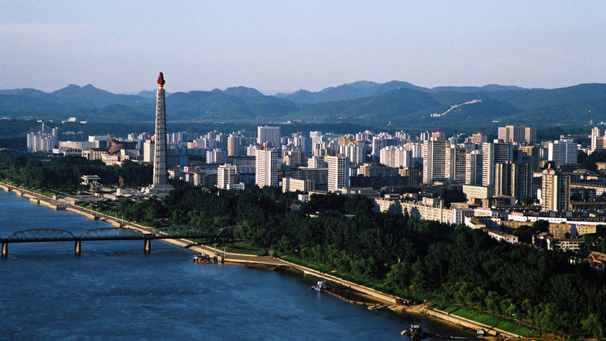 Korea Północna nazywana jest skansenem komunizmu, folwarkiem Kimów albo pustelniczym królestwem. Turyści odwiedzają przede wszystkim miejsca związane z bóstwami tego państwa: Kim Ir Senem i Kim Dzong Ilem.