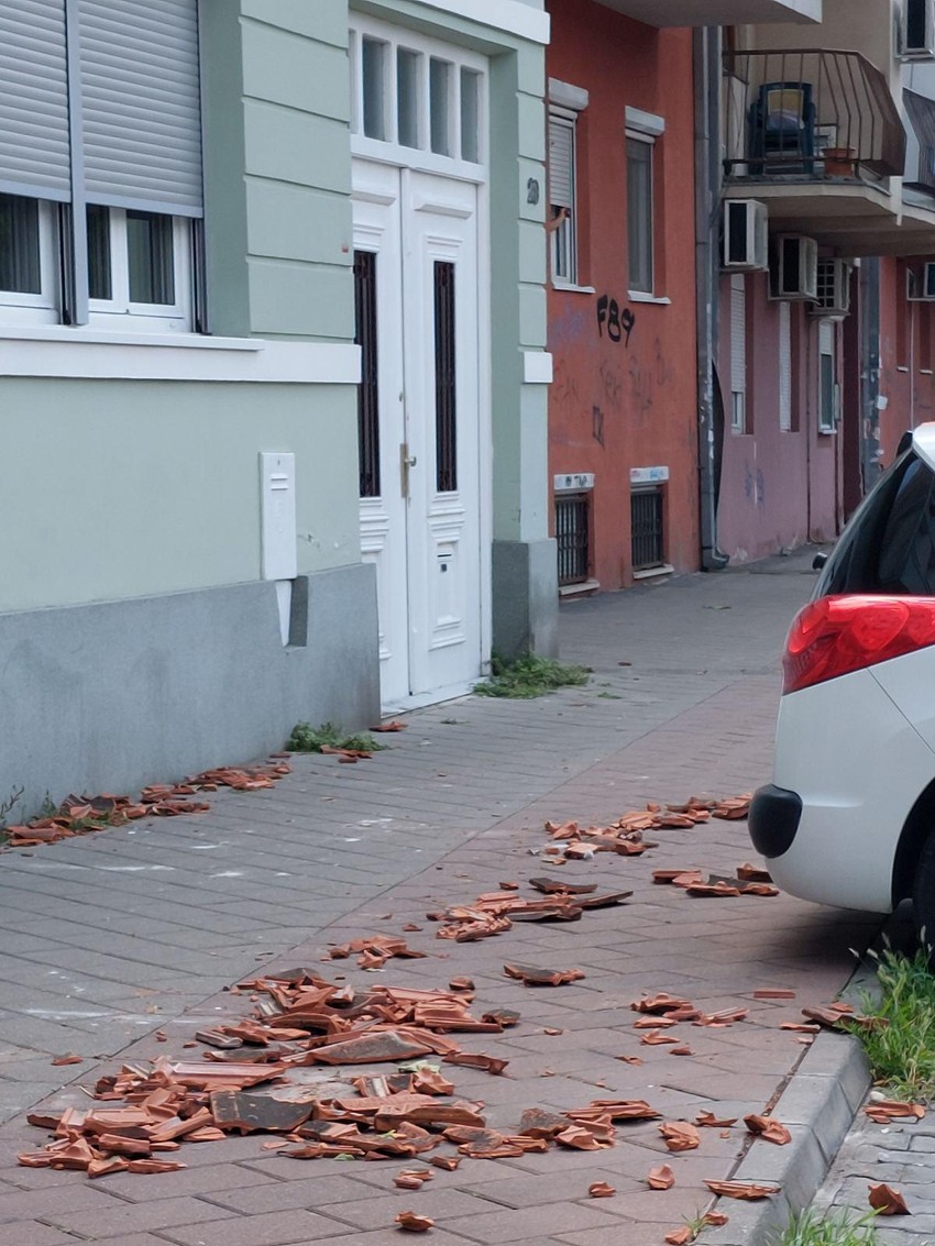 Crepovi razbacani po ulici
