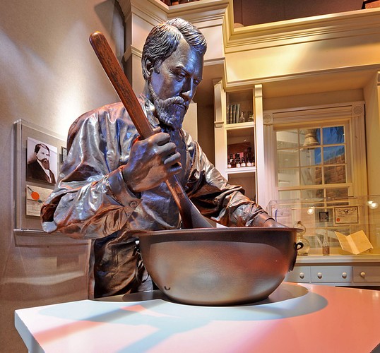 W swojej aptece John S. Pemberton sprzedawał napój po 5 centów za jedną szklankę. Jego księgowy - James Robinson, wymyślił nazwę nowej receptury i starannie kaligrafował litery na etykietach Coca Coli. Na zdjęciu podobizna Johna S. Pembertona w Muzeum Coca-Coli