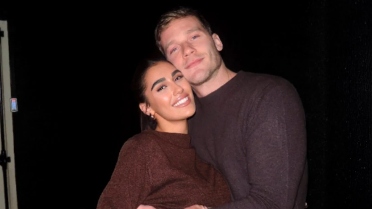 ALEKSANDAR RADOJIČIĆ NE ŠTEDI ZA PREZGODNU TURKINJU Odveo devojku van Beograda, evo gde u Srbiji uživaju u NESTVARNOM OKRUŽENJU: Snimaju se dok razmenjuju nežnosti (FOTO)