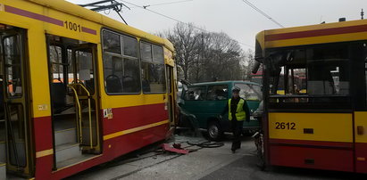 Uwaga! Wypadek na skrzyżowaniu al. Mickiewicza z al. Jana Pawła II