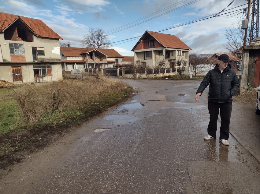 Milivoje Mitić komšija izbodenog Saše Ilića pokazuje mesto gde je Dodic izbo Aleksandra Mičića 