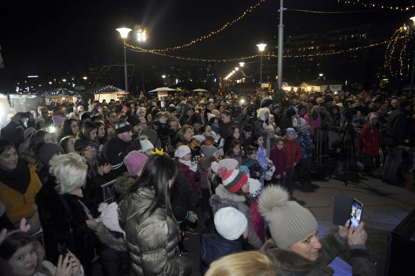 U prvim redovima je i dosta dece