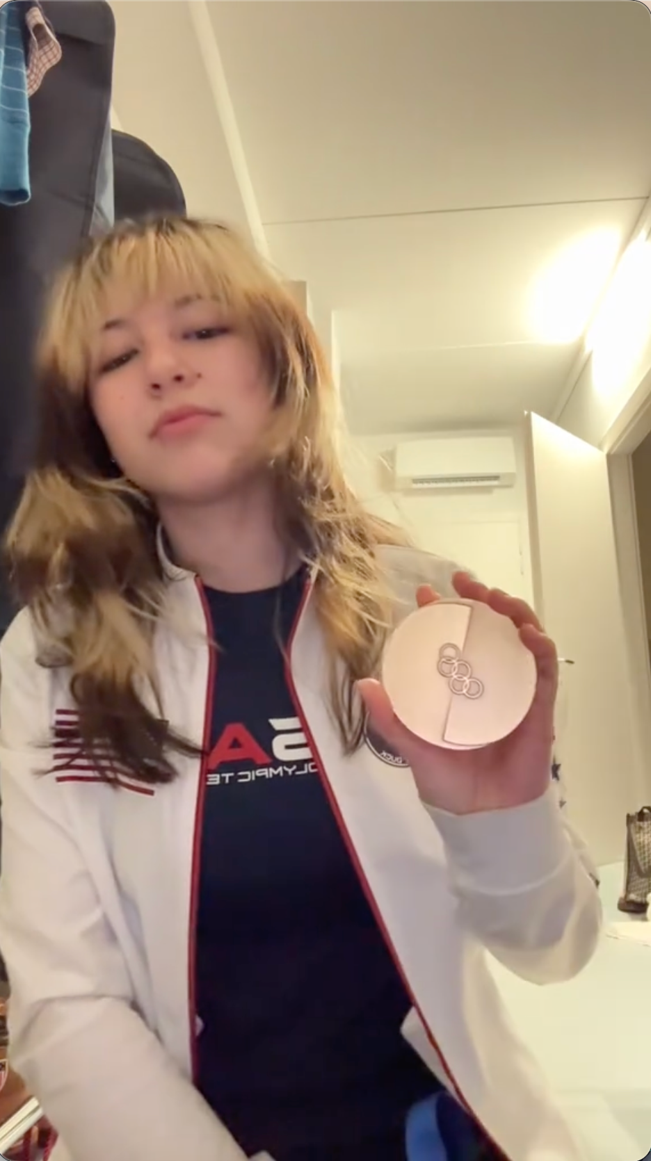 Americká krasokorčuliarka Alysa Liu ukázala rozpadnutú medailu, ktorú vyhrala na ZOH 2026.