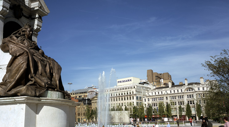 A manchesteri Piccadilly Gardens, ahol a szerelmesek egymásnak estek /Fotó: Northfoto