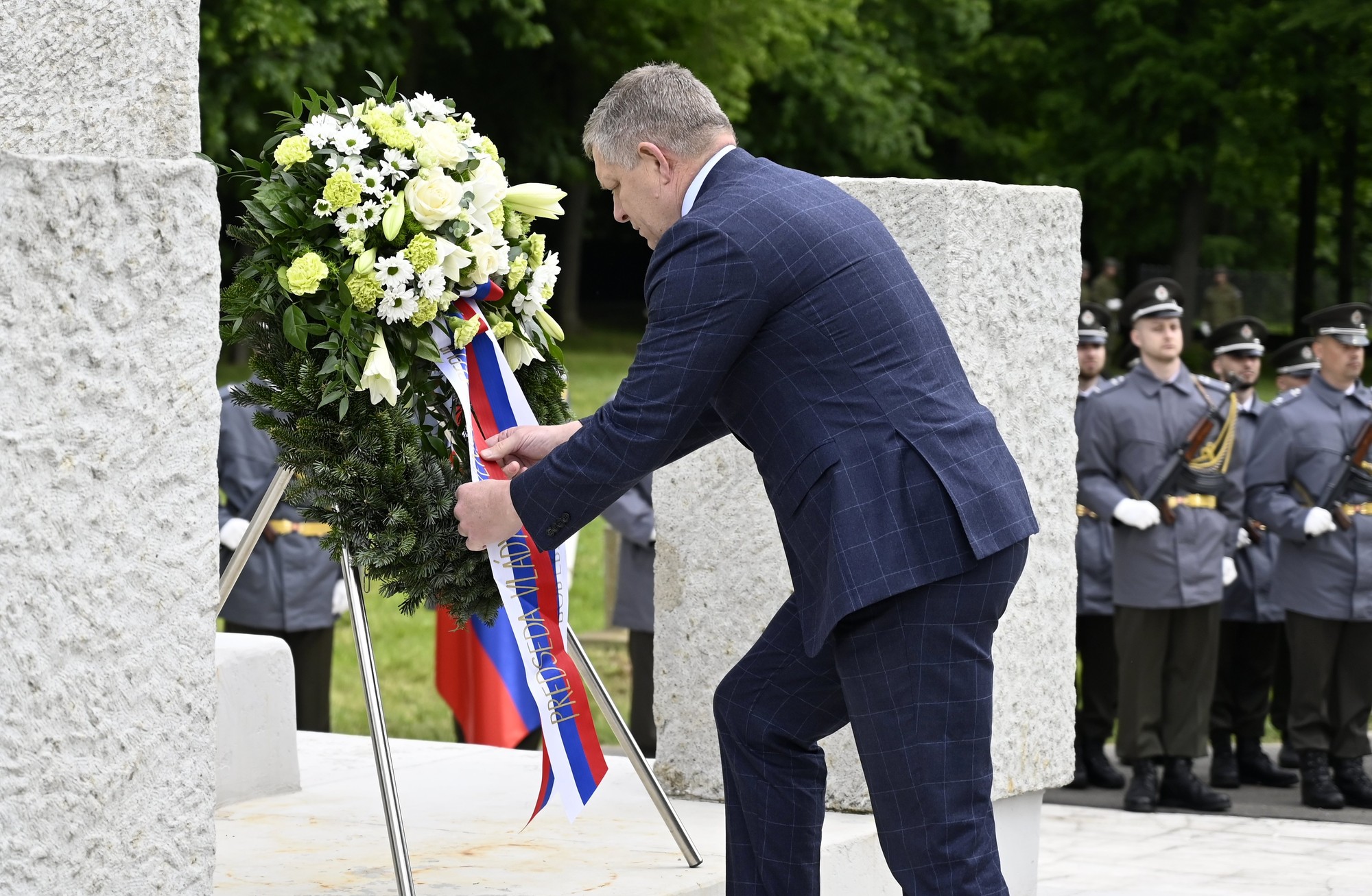 Predseda vlády SR Robert Fico položil vence na Ústrednom vojenskom cintoríne Červenej armády v Michalovciach.