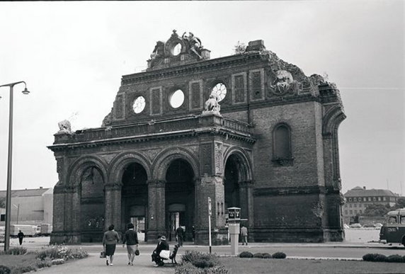 Ruiny w 1965 r. Fot. Willy Pragher, CC BY 3.0, via Wikimedia Commons