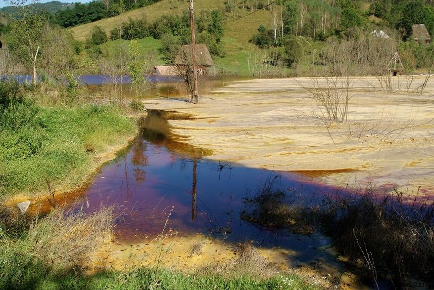 Toksyczne jezioro, źródło: blizejidalej.pl