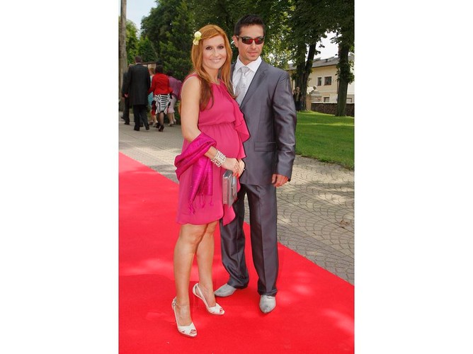 Malinowa sukienka i szary garnitur, czyli Katarzyna Skrzynecka z mężem