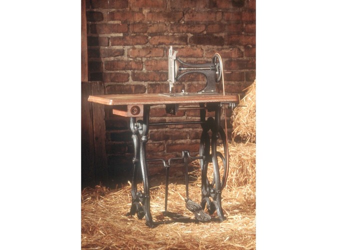 Pierwsza maszyna do szycia wykonana ręcznie przez Adama Opla - 1862 r.