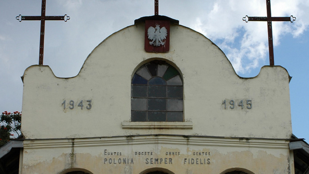 Tej nocy odgłos śniegu, skrzypiącego pod butami od siarczystego mrozu, mieszał się z krzykami żołnierzy, przeskakiwaniem zamka w repetowanej broni, szlochem wyrwanych ze snu dzieci, chaotycznym krzątaniem się domowników.