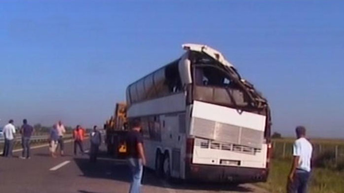 Jak na razie, nie ma oficjalnej listy ofiar wypadku polskiego autokaru w Serbii. Aleksander Chećko, polski konsul w Belgradzie, tłumaczy, że władze nie chcą popełnić koszmarnej pomyłki. Ciała sześciorga zabitych odwiezionych do prosektorium wciąż są oznaczone jako "N.N." - informuje serwis dziennik.pl.