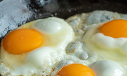Na jakim tłuszczu smażyć jajka? Dietetyczka wskazuje najlepsze opcje