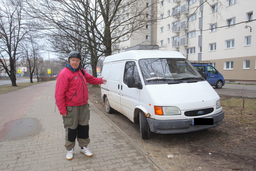 Samochód, który stał na trawniku do czasu naszej interwencji 