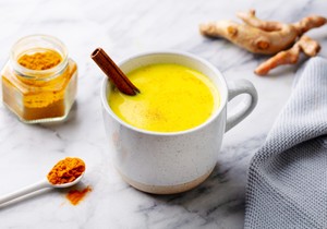 Zlatni late je mešavina mleka i začina 