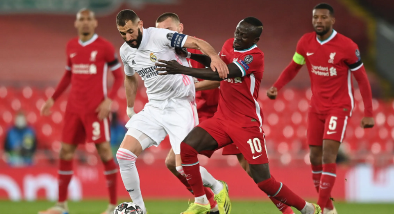 Sadio Mané à la lutte contre Benzema lors de la finale de Ligue des Champions de 2019