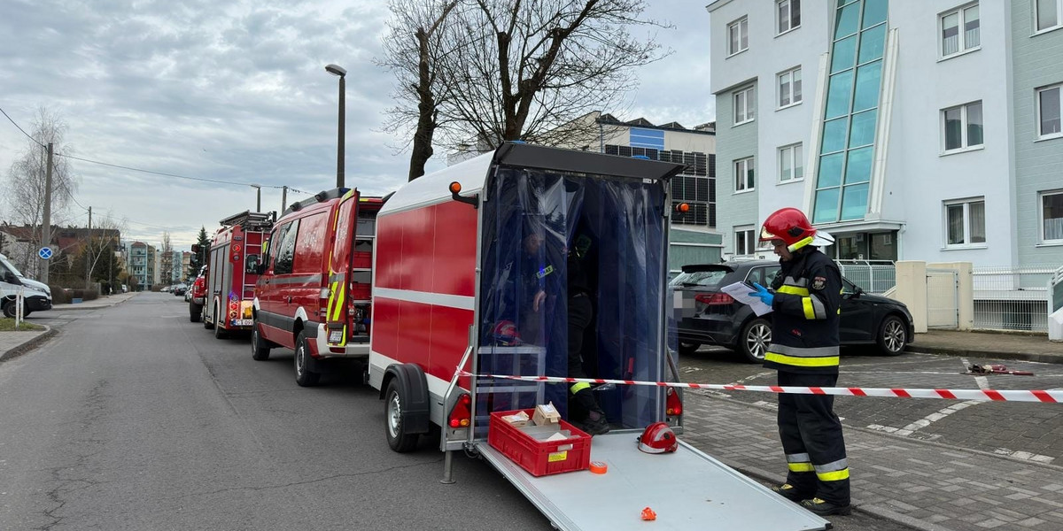 Toruń: Mieszkanie skrywało mroczną tajemnicę. Znaleziono śmiertelną butelkę.