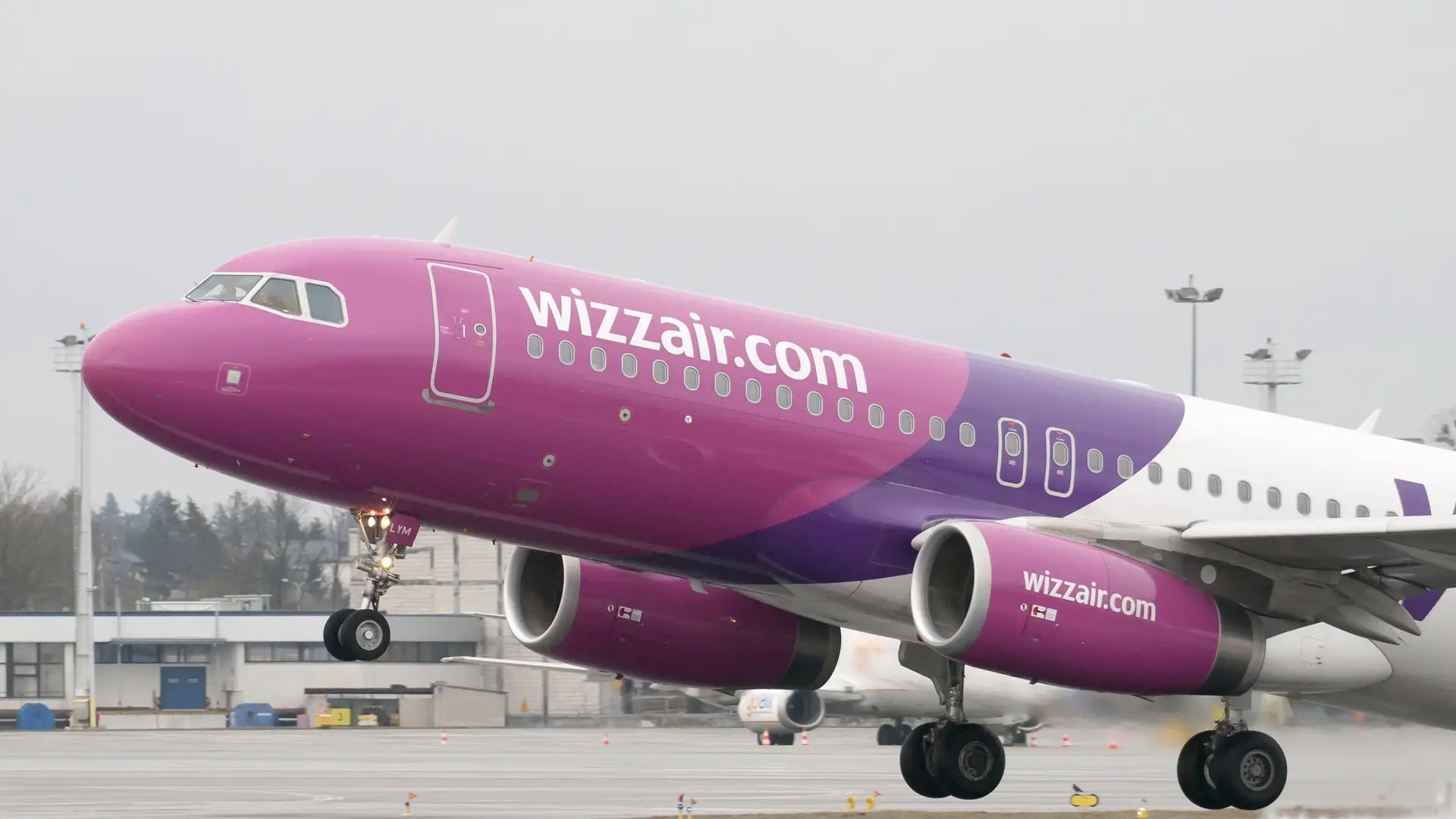 Nie mieścisz się w jednym fotelu? Wizz Air wprowadza dodatkową opłatę