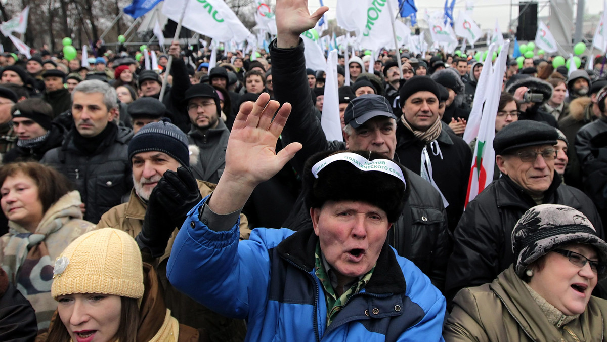 Około 1,5-2 tys. osób demonstrowało w sobotę na Placu Bołotnym w Moskwie, domagając się unieważnienia wyników wyborów do Dumy Państwowej z 4 grudnia i rozpisania nowych, a także dymisji szefa Centralnej Komisji Wyborczej (CKW) Władimira Czurowa.
