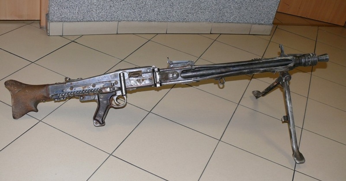 Karabin i trzy skrzynie amunicji w domu