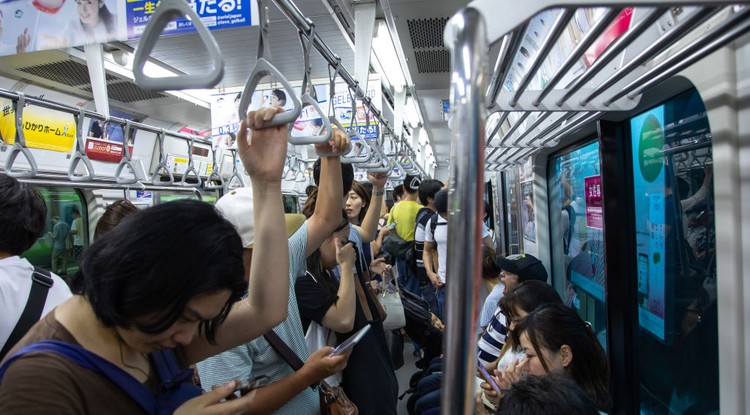 Telefonozó japánok a metrón