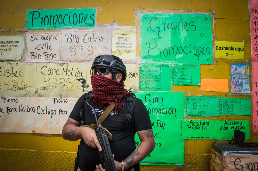 Naoružani muškarac na pijaci u Karakasu