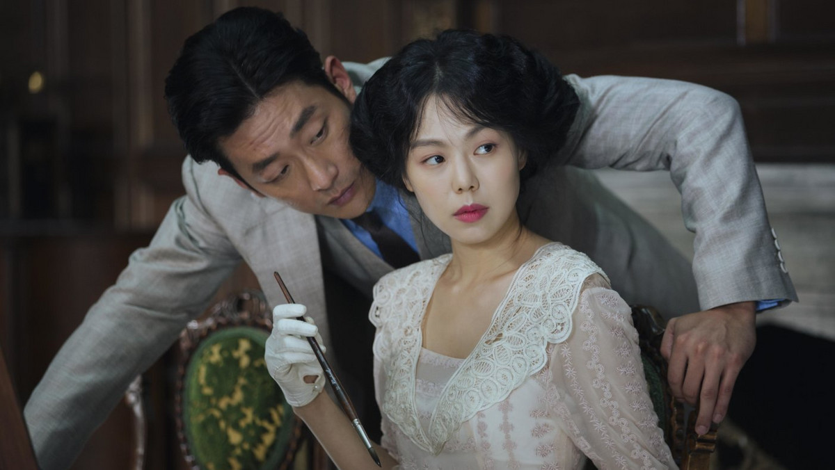 "Służąca" to kolejny film, w którym koreański reżyser Park Chan-wook ("Oldboy", "Pragnienie", "Stoker") bawi się po mistrzowsku z percepcją widza, mieszając różne gatunki i przekraczając granice znane z bardziej konwencjonalnego kina amerykańskiego.