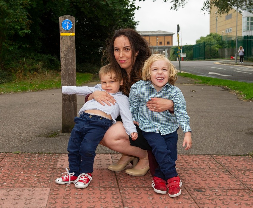 Stela Moris sa sinovima