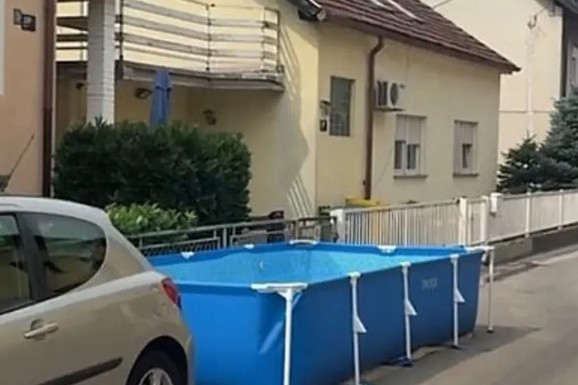 Baka napunila bazen nasred ulice za unuke, odmah počele da joj stižu pretnje, INTERVENISALA POLICIJA: "Nek na duši imaju troje dečice"
