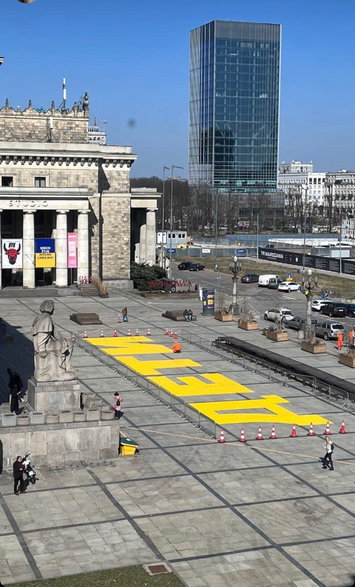 Przygotowanie do performansu na Międzynarodowy Dzień Teatru w geście solidarności z Ukrainą (Plac Defilad, Warszawa) 