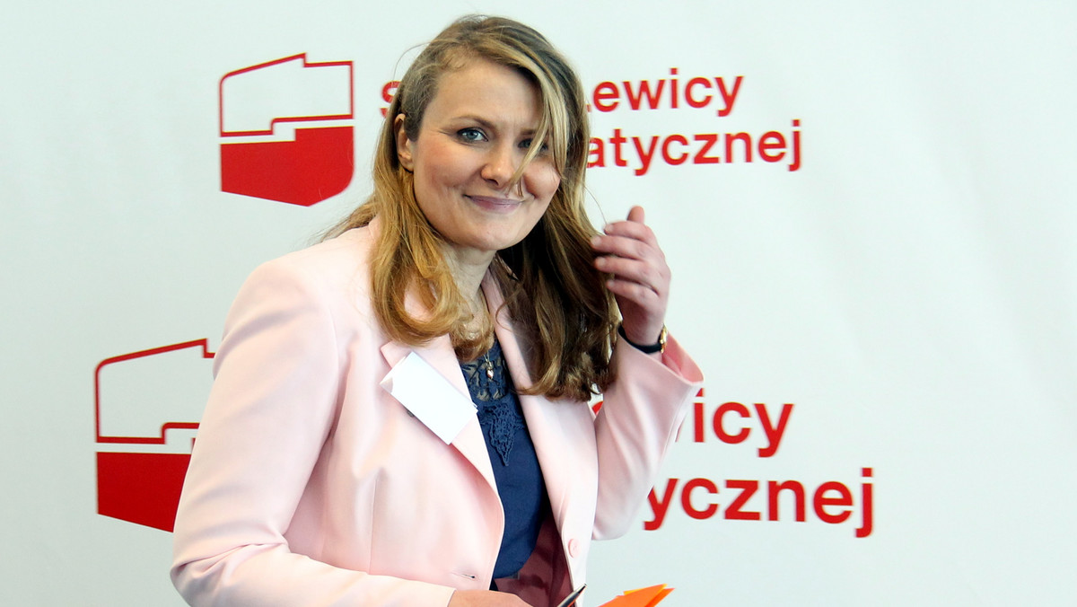 - Chciałabym działać w partii, gdzie nie ma szklanego sufitu dla kobiet. Działam tylko wtedy, kiedy wierzę w sens tego, co robię. Jestem przed rozmową z Leszkiem Millerem i od tego wiele będzie zależało. Kiedyś namawiał mnie, żebym przeszła do Sojuszu, teraz będzie musiał mnie przekonać, żeby w Sojuszu pozostać - powiedziała Katarzyna Piekarska na falach radia TOK FM. - Nigdy nie mówiłam na temat, co dzieje się w SLD, ale teraz coś jest nie tak. Albo koledzy i koleżanki się obudzą albo partia jest niewiarygodna. Jeżeli SLD się nie zmieni, to będziemy jak dinozaury - dodała.