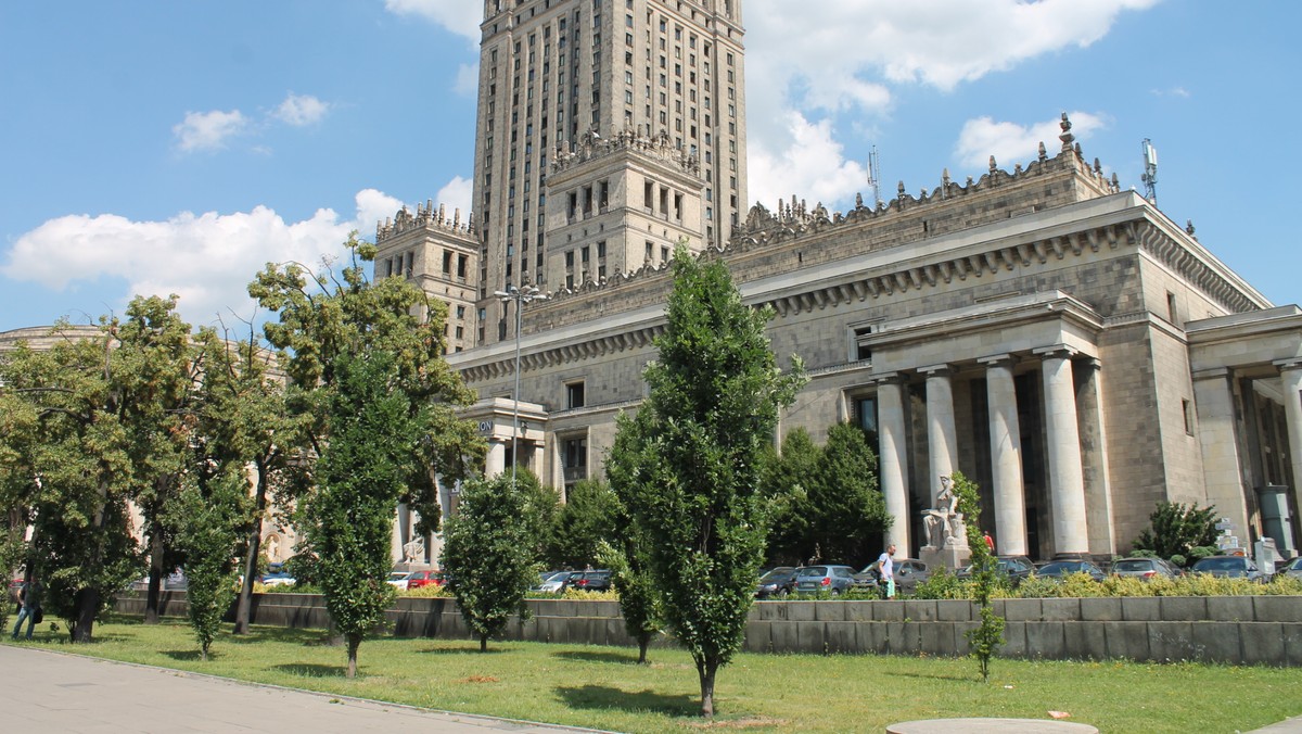 B. urzędniczka resortu sprawiedliwości Marzena K. przyznała się do zarzutów postawionych jej przez wrocławską prokuraturę w związku ze sprawą jej oświadczeń majątkowych i reprywatyzacji w Warszawie. Prokurator zakazał jej opuszczania kraju i wyznaczył 500 tys. zł poręczenia majątkowego.